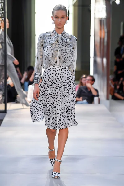 Look 10